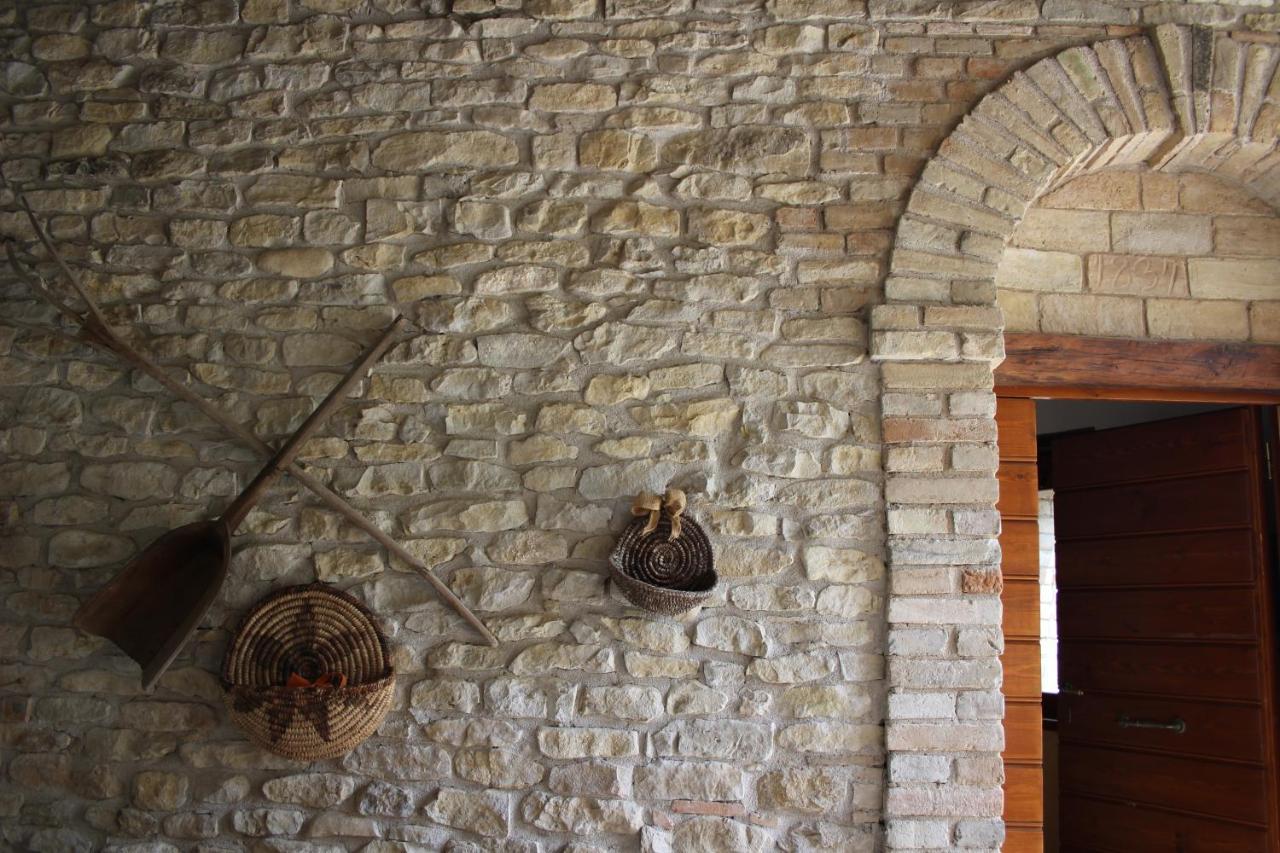 Casale Fontanile Bed And Breakfast Smerillo Exterior photo